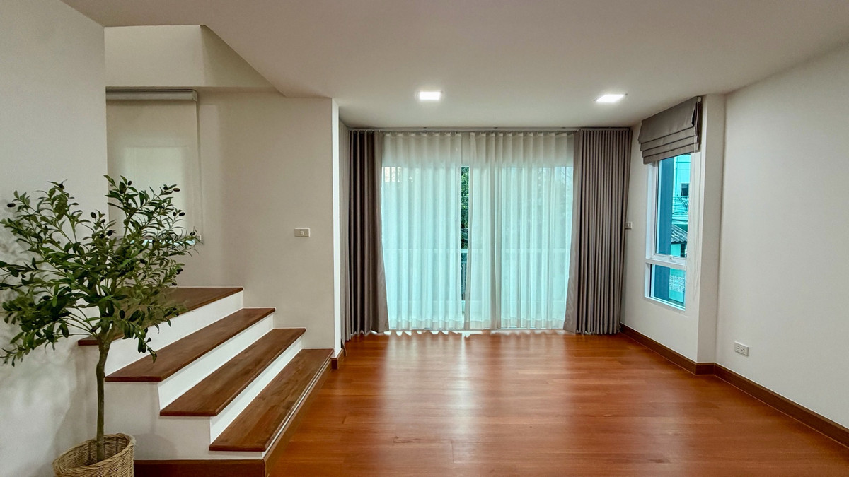 ให้เช่าอ่อนนุช อุดมสุข : บ้าน 3 ชั้น พร้อมเฟอร์นิเจอร์ ตกแต่งสวยงาม ให้เช่า ย่านอ่อนนุช-ศรีนครินทร์ ใกล้ปิงมาร์เช่ปาร์ค เพียง 800 เมตร