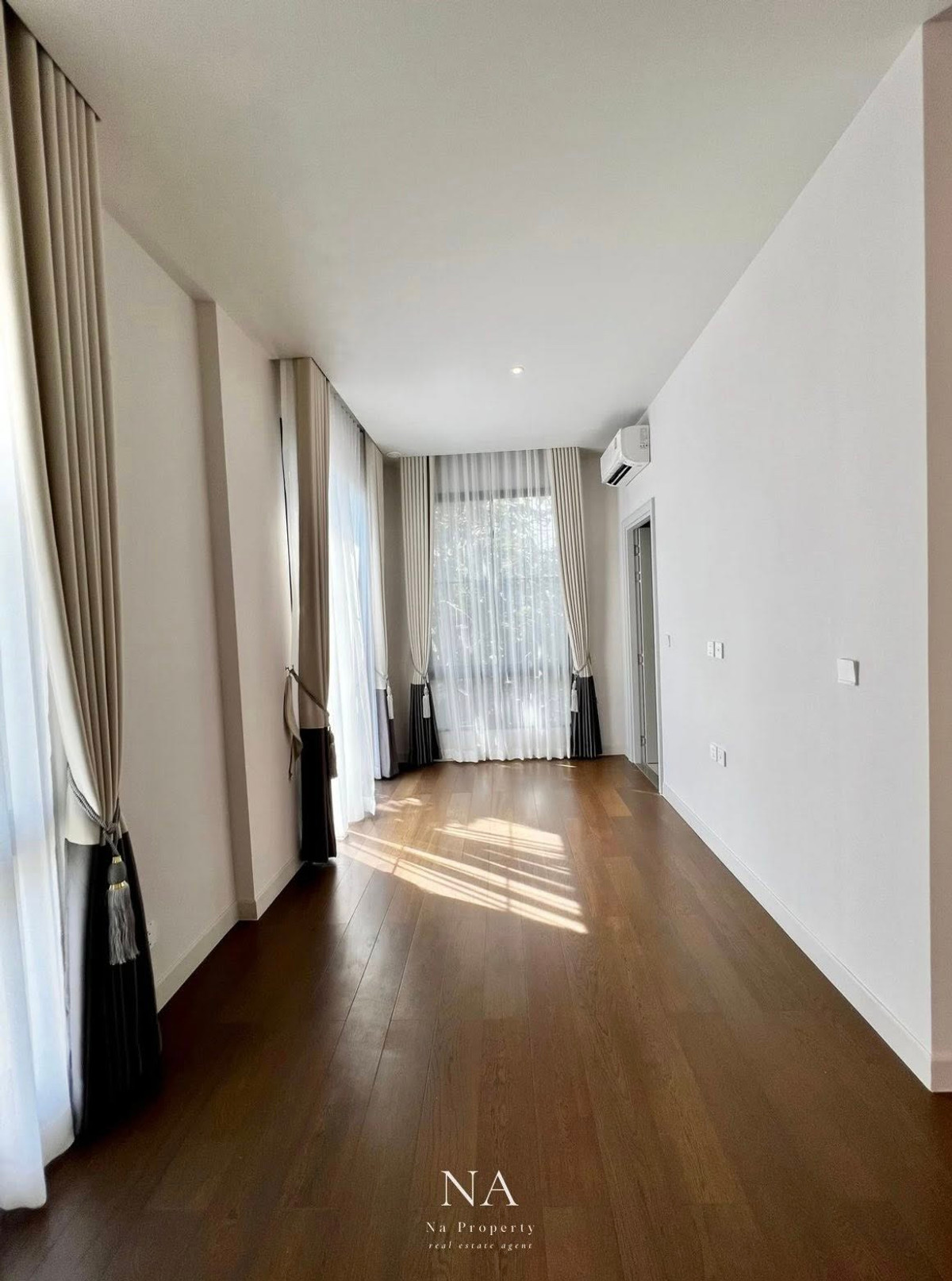 บ้านพัฒนาการ ศรีนครินทร์ : House for rent: Malton Gates new Krungthep Kreetha, 250,000 THB. 5 bedrooms, 6 bathrooms, 544 sq m usable area, 107.7 sq wah land area. Near Rama 9, Pattanakarn, Suan Luang, Srinakarin, Bang Na, Suvarnabhumi Airport, Ramkhamhaeng, Ploenchit, Sukhumvit.