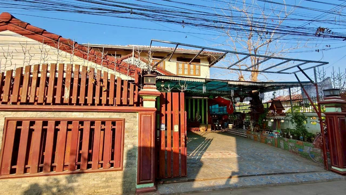 ขายบ้านพิษณุโลก : 96308 - ขายบ้านเดี่ยว 2 ชั้น โครงสร้างแข็งแรง ชั้นบนไม้สักทั้งหลัง เนื้อที่ 75 ตารางวา ทำเลดี ใกล้ตัวเมืองพิษณุโลก เดินทางสะดวก เหมาะอยู่อาศัยหรือทำโฮมออฟฟิศ