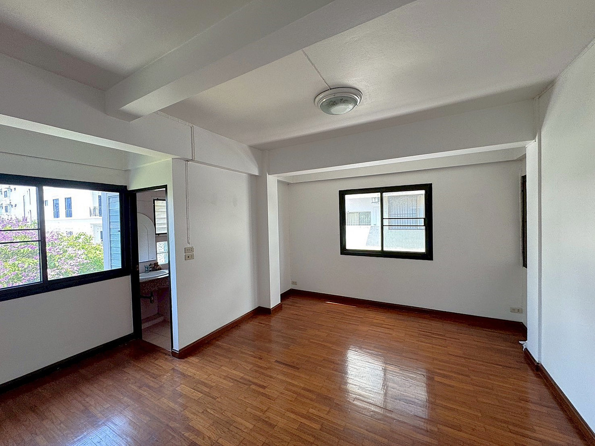 ให้เช่าทาวน์โฮมนานา : ทาวเฮ้าท์รีโนเวทใหม่ เหมาะทำธุรกิจ ใกล้ BTS นานา ** NO CO-AGNT ** 