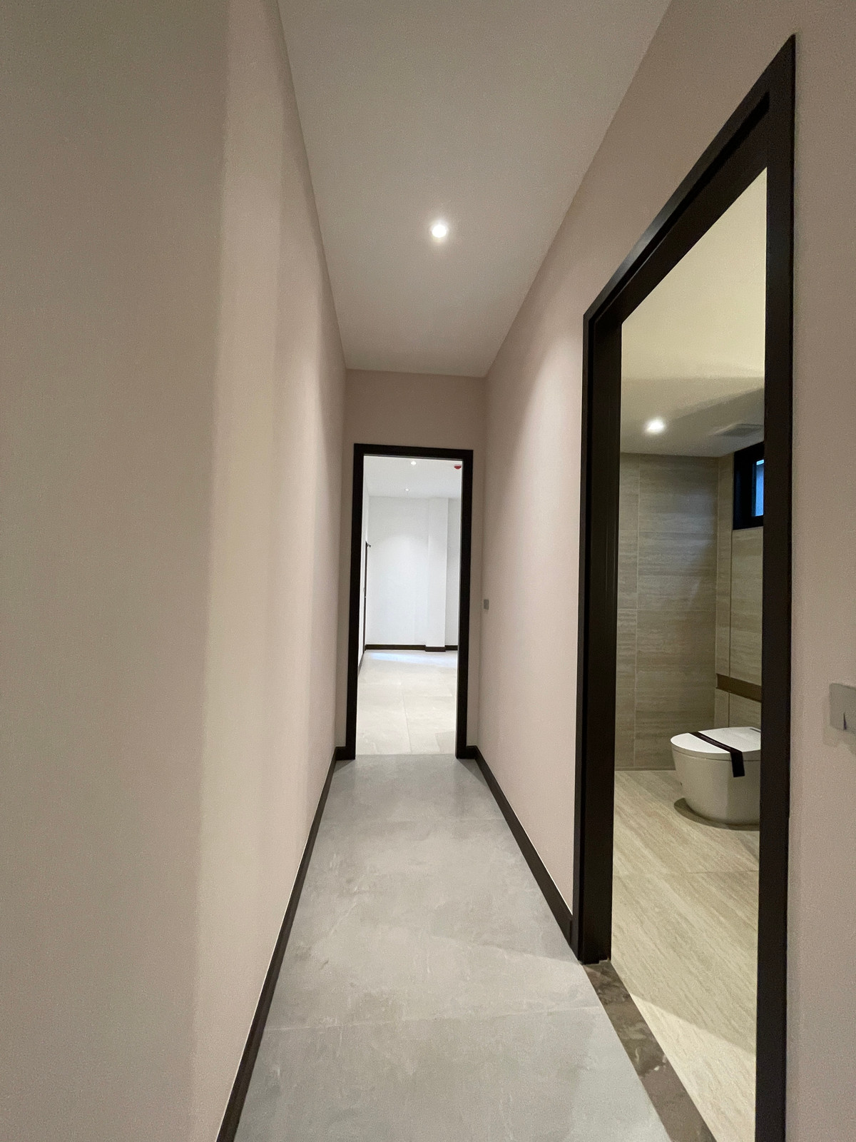 ขายบ้านเลียบทางด่วนรามอินทรา : "หนึ่งเดียวบนเลียบด่วน! Cira Residences บ้านเดี่ยว Ultra-Luxury 3.5 ชั้น พื้นที่ 845 ตร.ม. พร้อมสระว่ายน้ำส่วนตัว | ใกล้ทองหล่อ-พระราม 9 เพียงไม่กี่นาที (สังคมส่วนตัวเพียง 9 ยูนิต)"