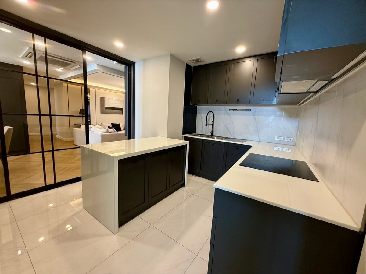 For RentCondoSukhumvit, Asoke, Thonglor : Newly Renovated/ Spacious 3 Bedrooms in Phrom pong ✨
