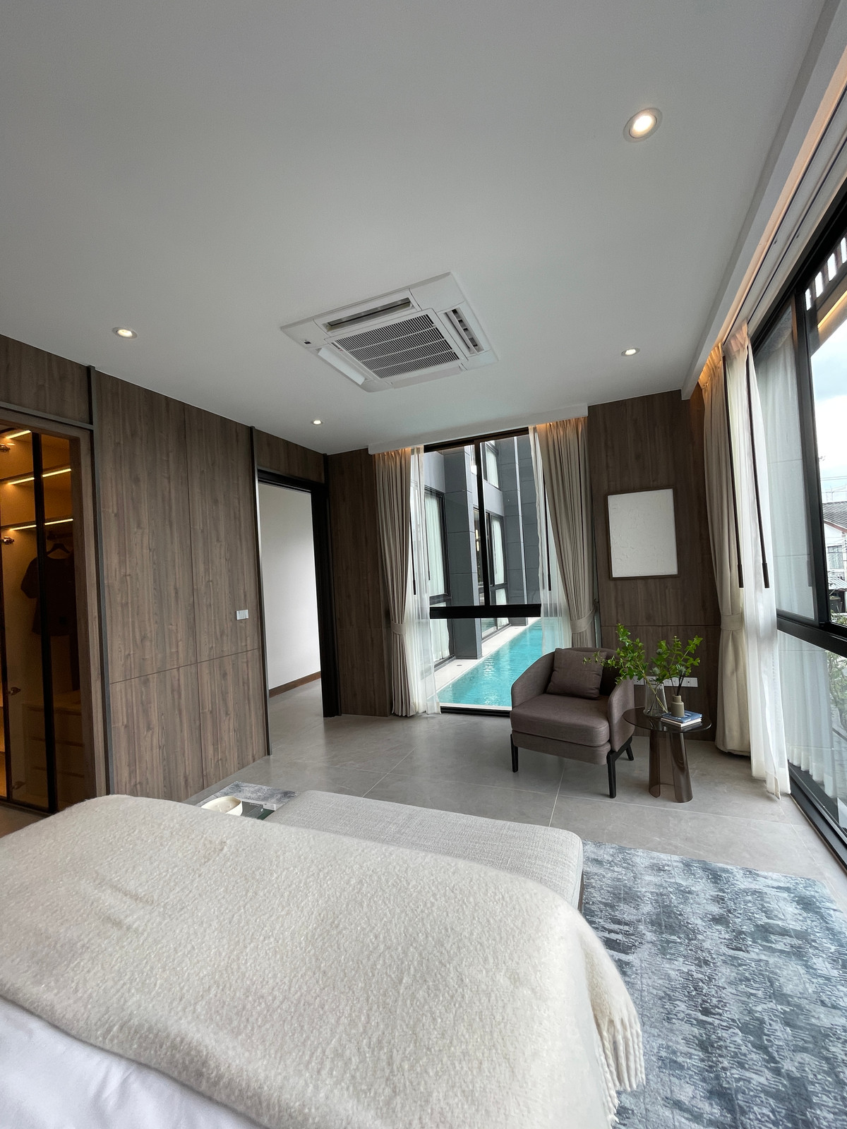 ขายบ้านเลียบทางด่วนรามอินทรา : "หนึ่งเดียวบนเลียบด่วน! Cira Residences บ้านเดี่ยว Ultra-Luxury 3.5 ชั้น พื้นที่ 845 ตร.ม. พร้อมสระว่ายน้ำส่วนตัว | ใกล้ทองหล่อ-พระราม 9 เพียงไม่กี่นาที (สังคมส่วนตัวเพียง 9 ยูนิต)"