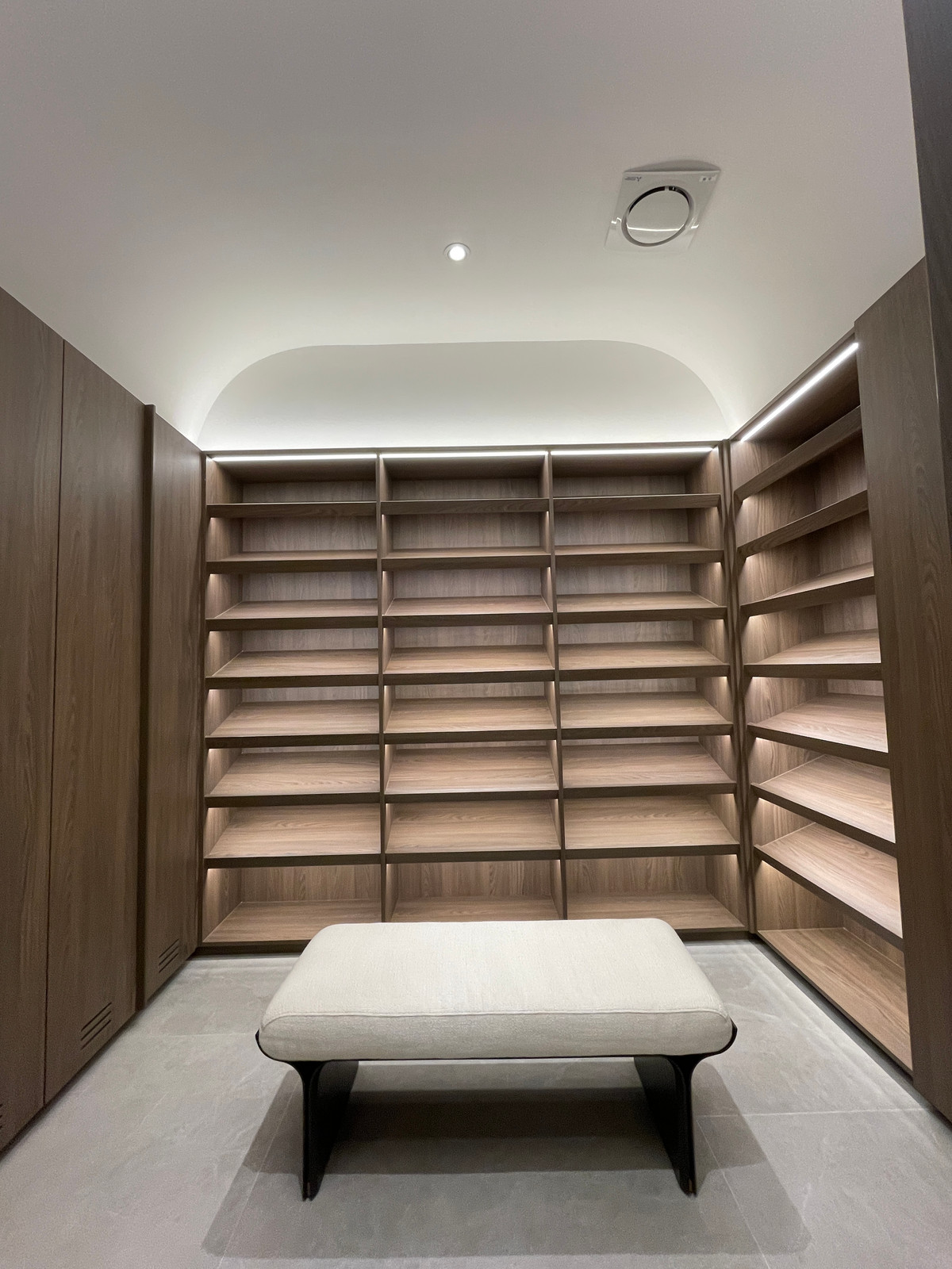 ขายบ้านเลียบทางด่วนรามอินทรา : "หนึ่งเดียวบนเลียบด่วน! Cira Residences บ้านเดี่ยว Ultra-Luxury 3.5 ชั้น พื้นที่ 845 ตร.ม. พร้อมสระว่ายน้ำส่วนตัว | ใกล้ทองหล่อ-พระราม 9 เพียงไม่กี่นาที (สังคมส่วนตัวเพียง 9 ยูนิต)"