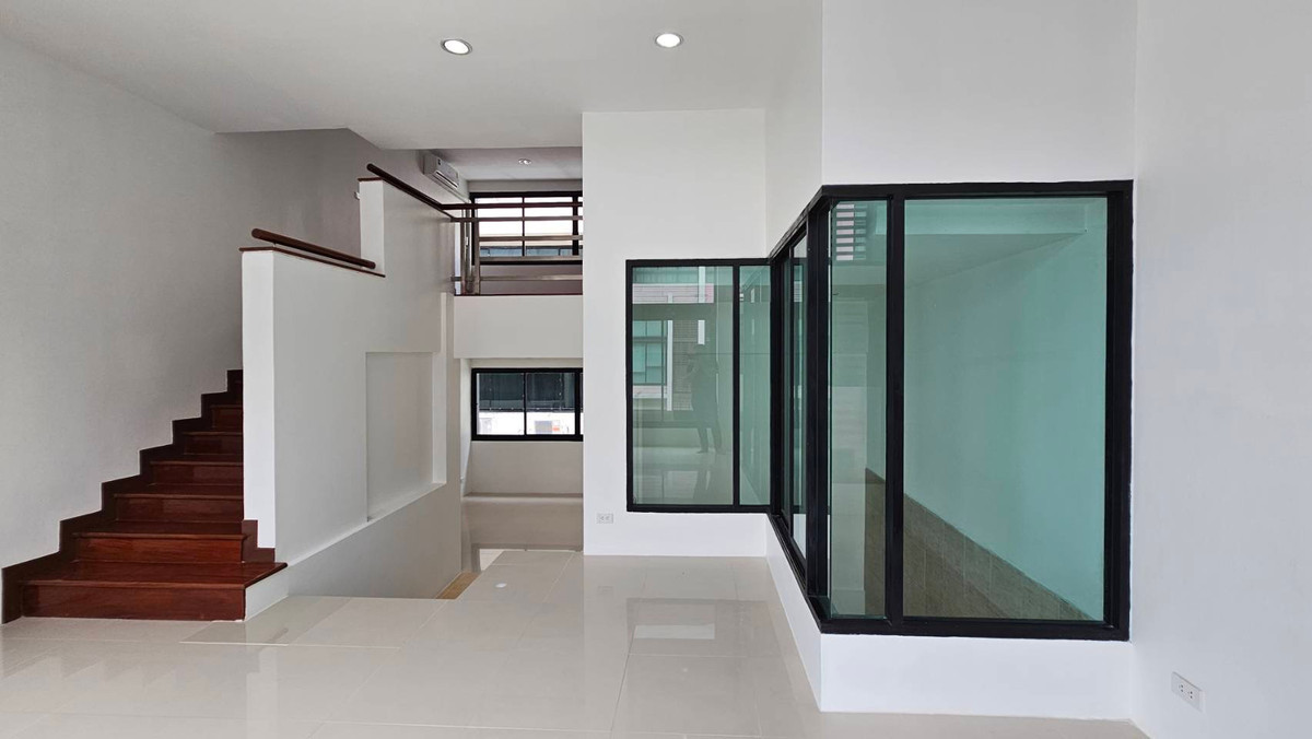 ขายทาวน์โฮมเลียบทางด่วนรามอินทรา : ทาวน์โฮม 3.5 ชั้น ทาวน์อินทาวน์ ใกล้โรงเรียนบดินทร์เดชา - โรงเรียนนานาชาติ เชื่อมต่อเส้นเลียบทางด่วนได้ทันที พร้อมเดินทางไปเอกมัย-ทองหล่อ 🚘