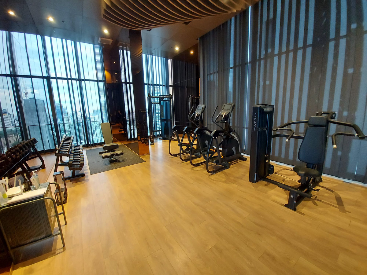 For RentCondoSukhumvit, Asoke, Thonglor : Fully furnished 1 Bedroom unit for rent in Phrom Phong. High floor with a unblocked view. Noble Around Sukhumvit 33.