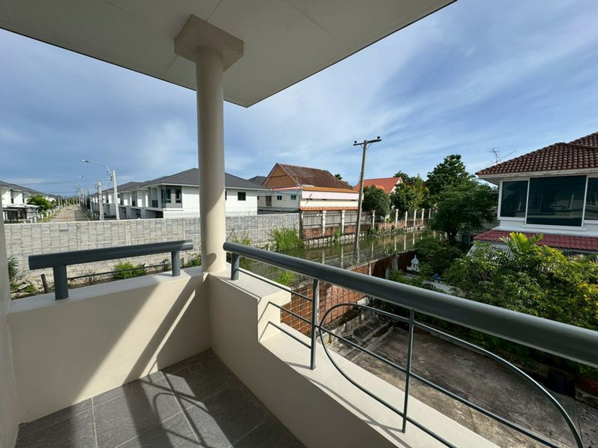 ขายบ้านราษฎร์บูรณะ สุขสวัสดิ์ : บ้านเดี่ยวหลังมุม หมู่บ้านวรารมย์ ประชาอุทิศ 98 (Vararom Pracha Uthit 98) ขนาด 52.3 ตารางวา 3 ห้องนอน  รีโนเวทใหม่พร้อมอยู่ ซอยประชาอุทิศ 98 ถนนประชาอุทิศ แขวงทุ่งครุ เขตทุ่งครุ กรุงเทพมหานคร