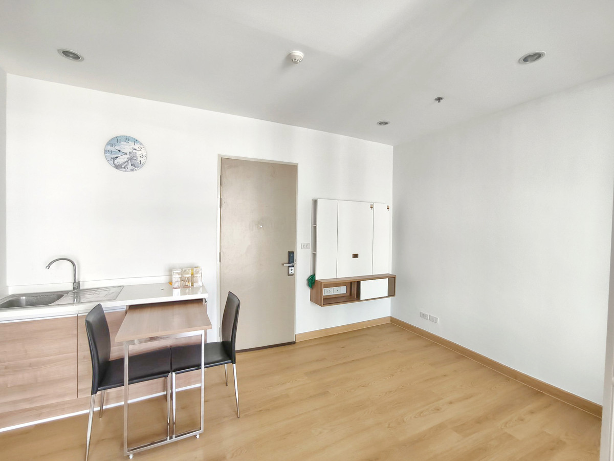 For RentCondoRattanathibet, Sanambinna : For rent: The Hotel Service, quiet condo, sufficient parking, near MRT Ba Kraso.