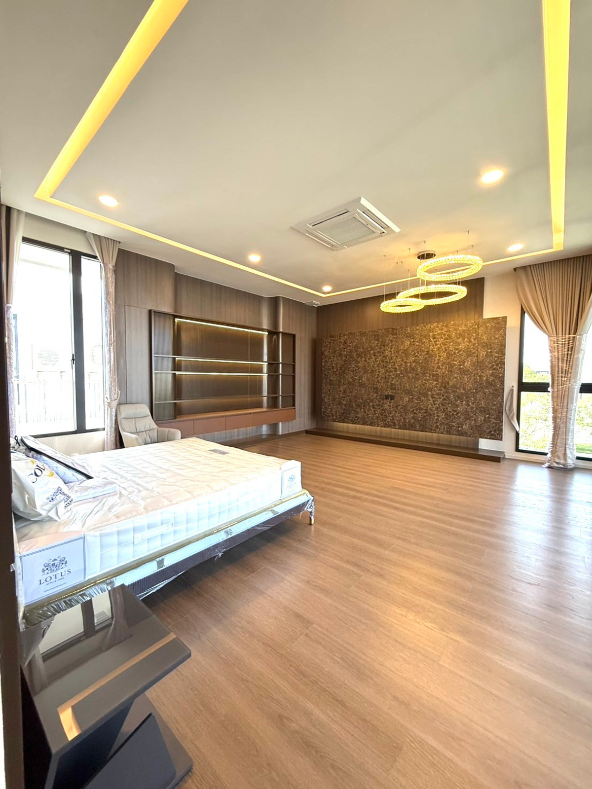 For SaleHousePattanakan, Srinakarin : House for sale VIVE New Krungthepkreetha has a private pool, private elevator, parking for 4 cars+