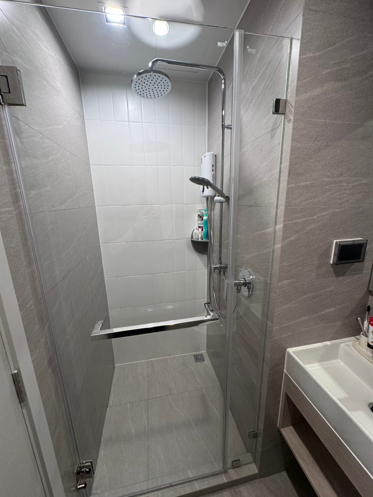 For RentCondoWongwianyai, Charoennakor : Reference Sathorn Wongwianyai available for rent. Free Wi-Fi every month You can inquire.