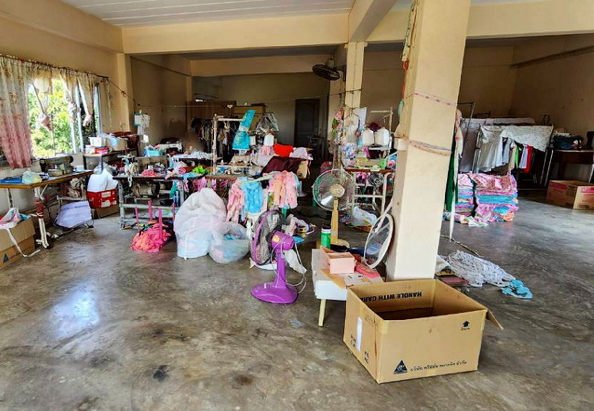 For SaleHome OfficePinklao, Charansanitwong : Office building for sale, next to Suan Phak Road, Taling Chan, Bangkok, area 114.5 sq m, 3.5 floors, 5 bedrooms, 4 bathrooms, price negotiable.