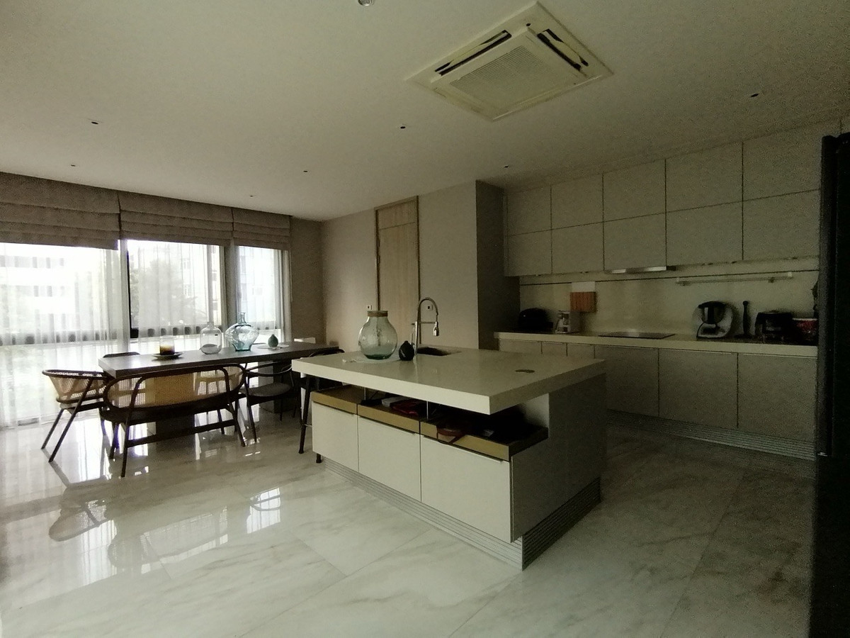 บ้านสุขุมวิท อโศก ทองหล่อ : วิลล่าหรูทองหล่อให้เช่า พร้อมสระว่ายน้ำส่วนตัวและลิฟท์ส่วนตัว