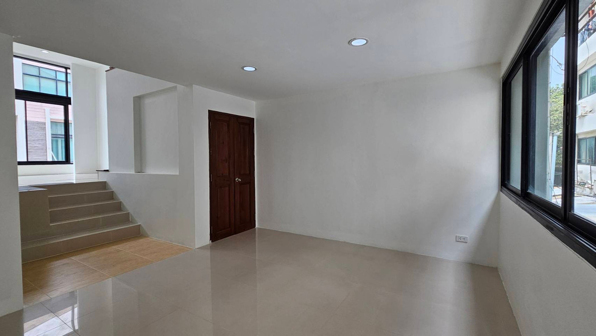 ขายทาวน์โฮมเลียบทางด่วนรามอินทรา : ทาวน์โฮม 3.5 ชั้น ทาวน์อินทาวน์ ใกล้โรงเรียนบดินทร์เดชา - โรงเรียนนานาชาติ เชื่อมต่อเส้นเลียบทางด่วนได้ทันที พร้อมเดินทางไปเอกมัย-ทองหล่อ 🚘