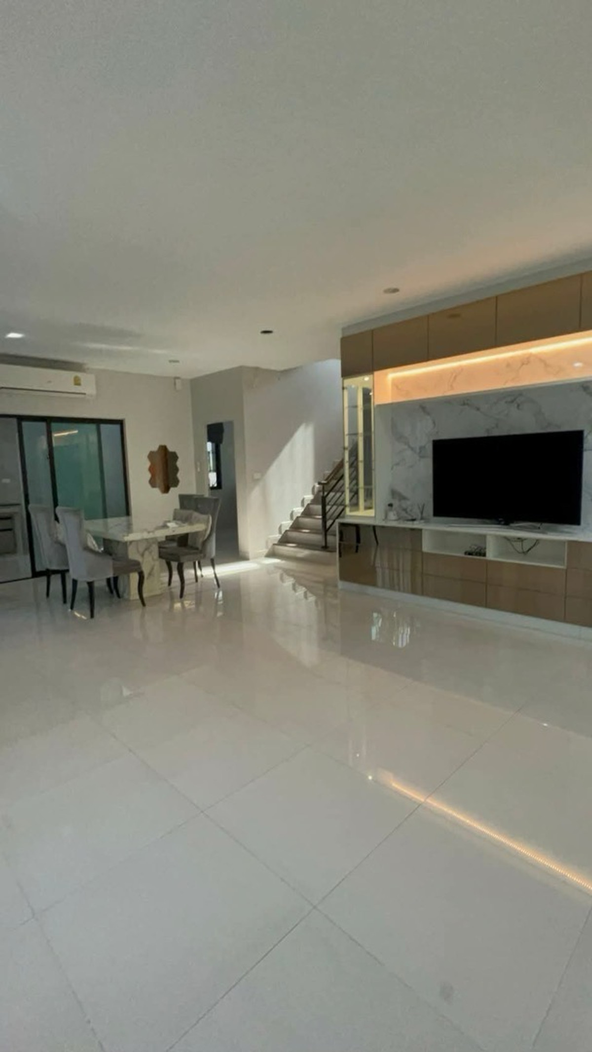 ให้เช่าบ้านปิ่นเกล้า จรัญสนิทวงศ์ : 🏡 ปล่อยเช่าบ้านเดี่ยว โครงการเศรษฐสิริ จรัญ–ปิ่นเกล้า
ทำเลดี ใกล้โรงพยาบาลศิริราช บนถนนเลียบรถไฟตลิ่งชัน เดินทางสะดวก