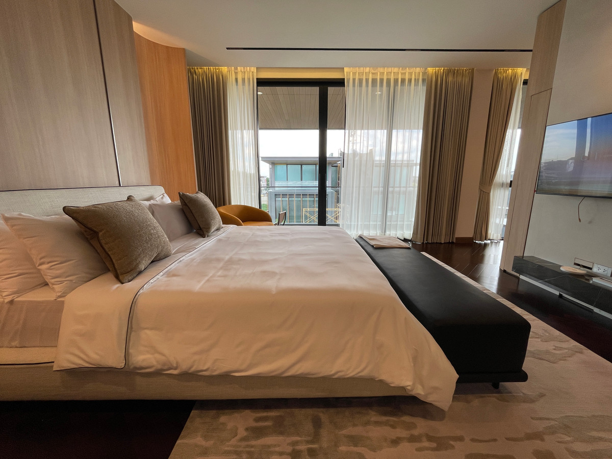 ขายบ้านเลียบทางด่วนรามอินทรา : "หนึ่งเดียวบนเลียบด่วน! Cira Residences บ้านเดี่ยว Ultra-Luxury 3.5 ชั้น พื้นที่ 845 ตร.ม. พร้อมสระว่ายน้ำส่วนตัว | ใกล้ทองหล่อ-พระราม 9 เพียงไม่กี่นาที (สังคมส่วนตัวเพียง 9 ยูนิต)"