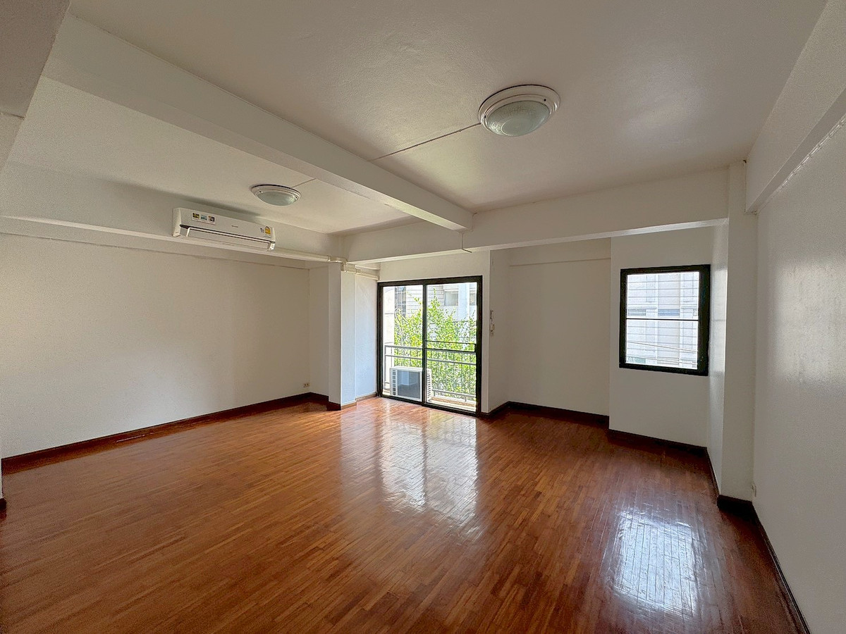 ให้เช่าทาวน์โฮมนานา : ทาวเฮ้าท์รีโนเวทใหม่ เหมาะทำธุรกิจ ใกล้ BTS นานา ** NO CO-AGNT ** 