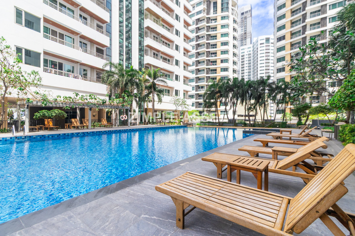 For RentSukhumvit, Asoke, Thonglor : Line ID: @zimple_asset Luxury aprtment in center of sukhumvit. Offering premium facilities for an elevated living experience. Surrounded by leading shopping malls in a prime location.