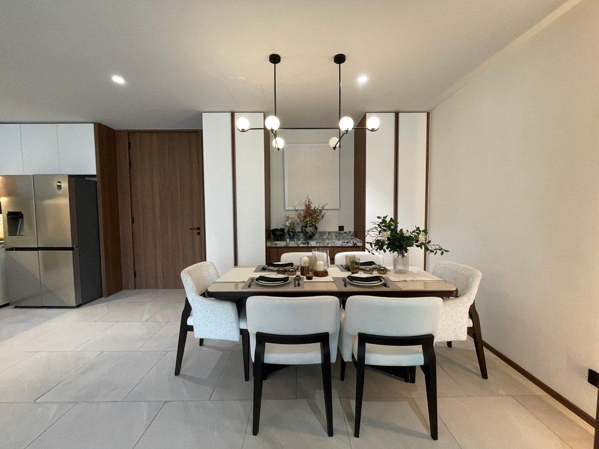 For SaleCondoSilom, Saladaeng, Bangrak : Rare unit for sale 🌳 THE ULTIMATE PARK VIEW | Rare Unit @ROMM CONVENT 🌳2 bedrooms, 2 bathrooms, usable area size 118.15 square meters on the 26th floor that offers a view of the lush Park View in the heart of Bangkok. On the highest potential location, Co