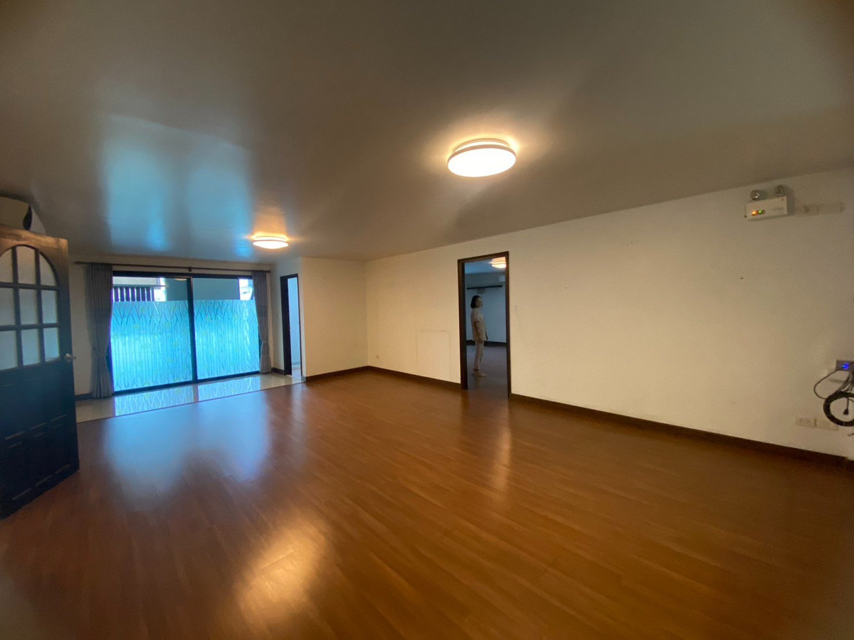 For RentOfficeVipawadee, Don Mueang, Lak Si : 🏬 Luxury Office Building for Rent 📐️Usable area 728 sqm. ✈️Close to Don Mueang International Airport 