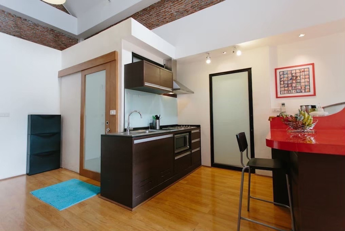 For RentCondoSukhumvit, Asoke, Thonglor : Urgently available room for rent: Young Place, Soi Prasarnmit (Sukhumvit 23). If interested in negotiating the price, add Line @condo168 (with @ in front as well)