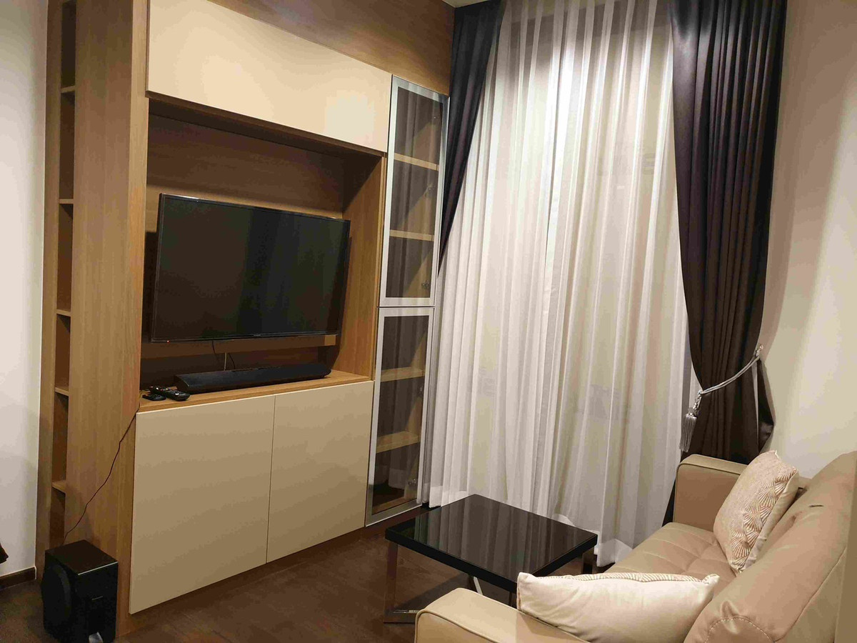 For SaleCondoRatchathewi,Phayathai : High-floor unit, beautifully decorated, great value. Condo for sale at The Line Ratchathewi by Sansiri. Only 220 meters to BTS Ratchathewi and 850 meters to Siam Paragon. Urgent sale.