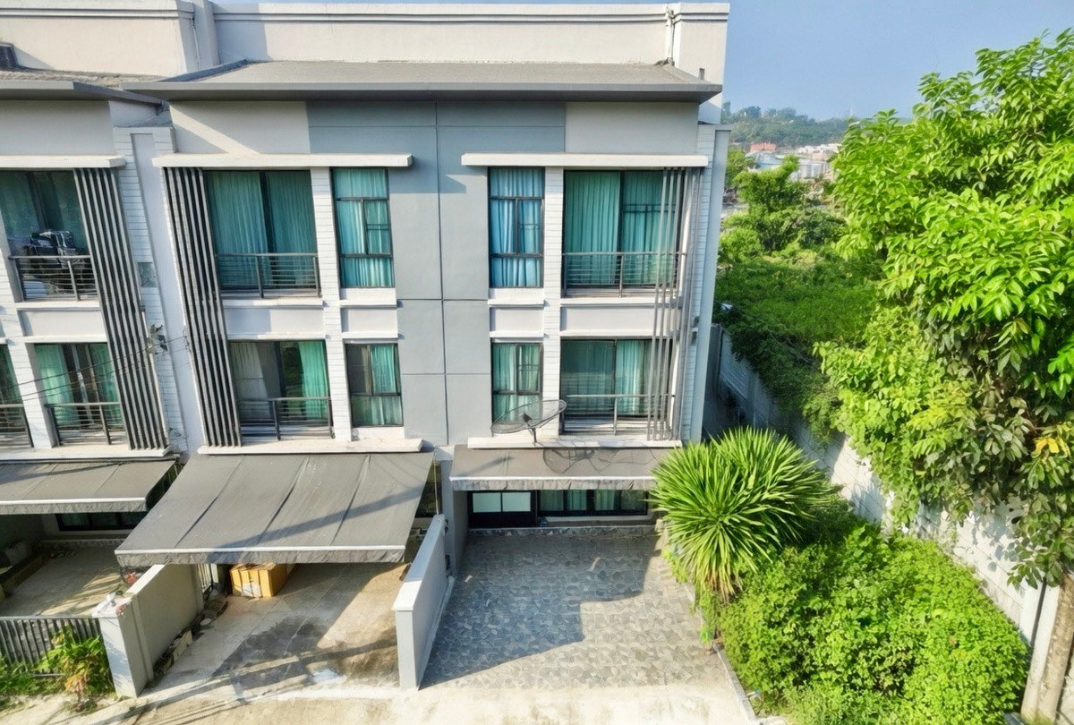 For SaleTownhomeRattanathibet, Sanambinna : [Selling at a loss! Decorated in the millions] Baan Klang Muang Rattanathibet, back side, 33 sq m, near MRT Nonthaburi Intersection 1, only 500 meters.