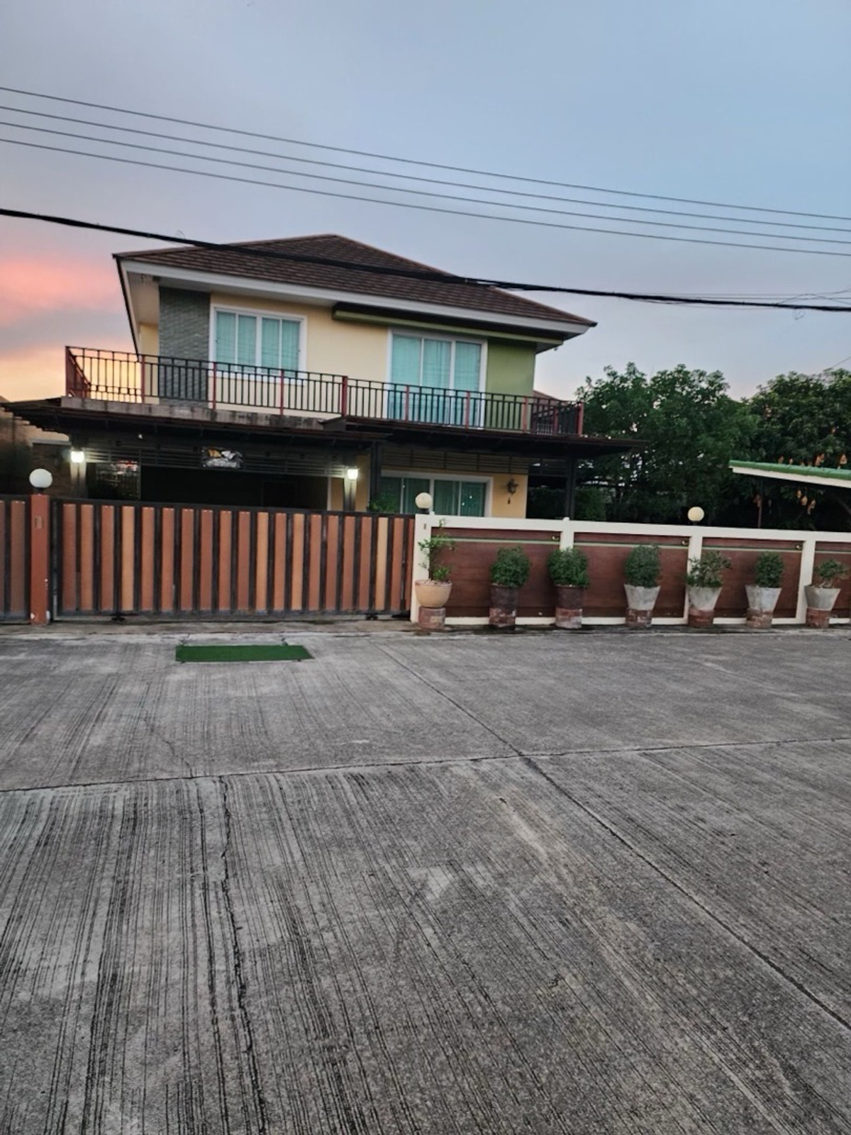 ขายบ้านราชบุรี : ขายบ้านเดี่ยว 2 ชั้น + โกดัง บนพื้นที่ใหญ่ใจกลางเมืองราชบุรี เฟอร์นิเจอร์บิ้วอิน พร้อมเข้าอยู่ และทำธุรกิจ