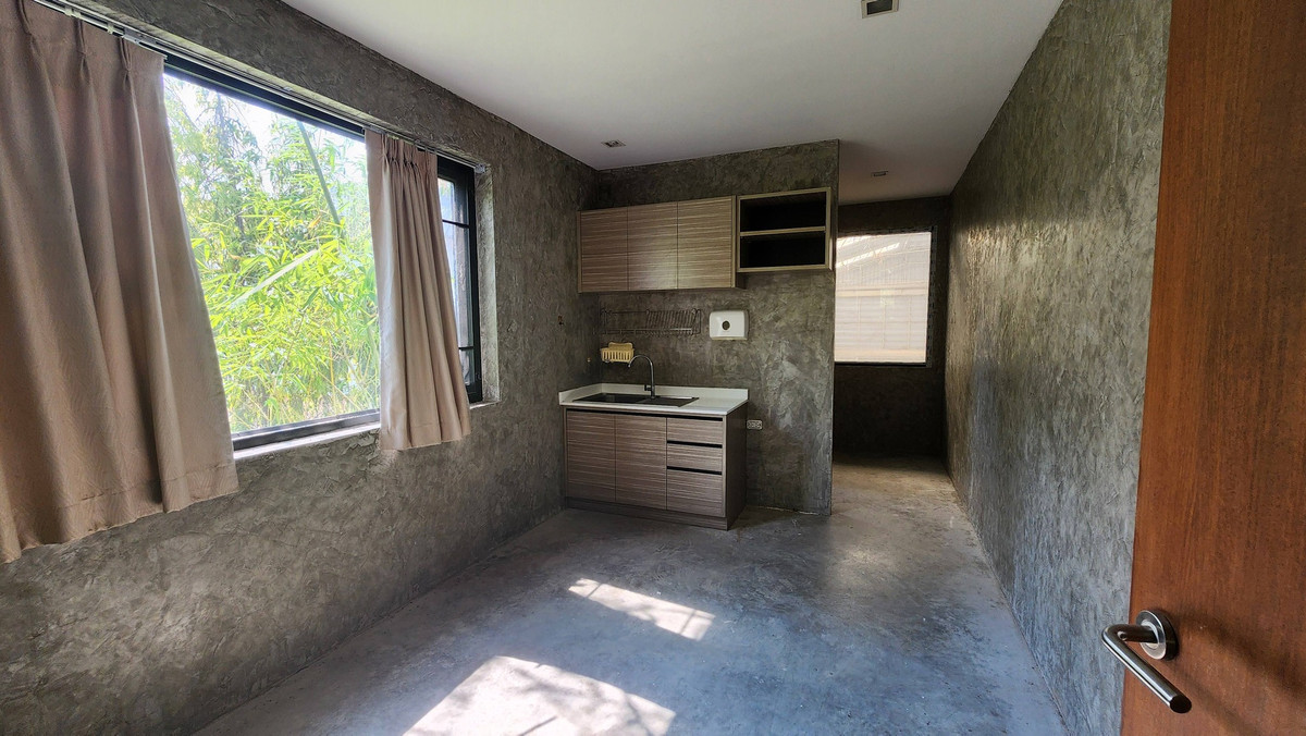 For RentWarehouseBangna, Bearing, Lasalle : Warehouse with office, 2 floors, good location, needs additional decorations, for rent in Bang Bo-Bang Phli area, near The Vintage Club.