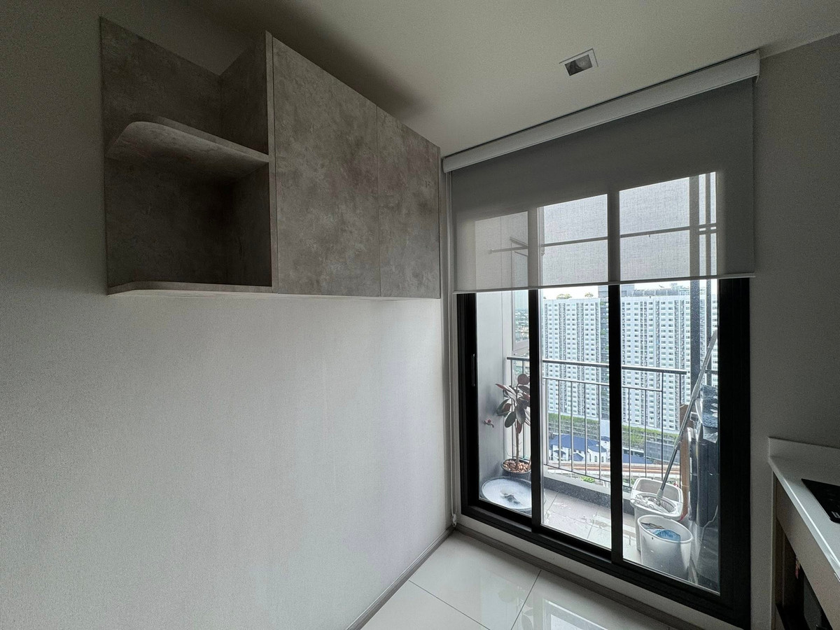 For RentCondoThaphra, Talat Phlu, Wutthakat : ⭐️ Life Sathorn Sierra ⭐️ 1 Bed 1 Bath, built-in furniture in the whole room, ready to move.