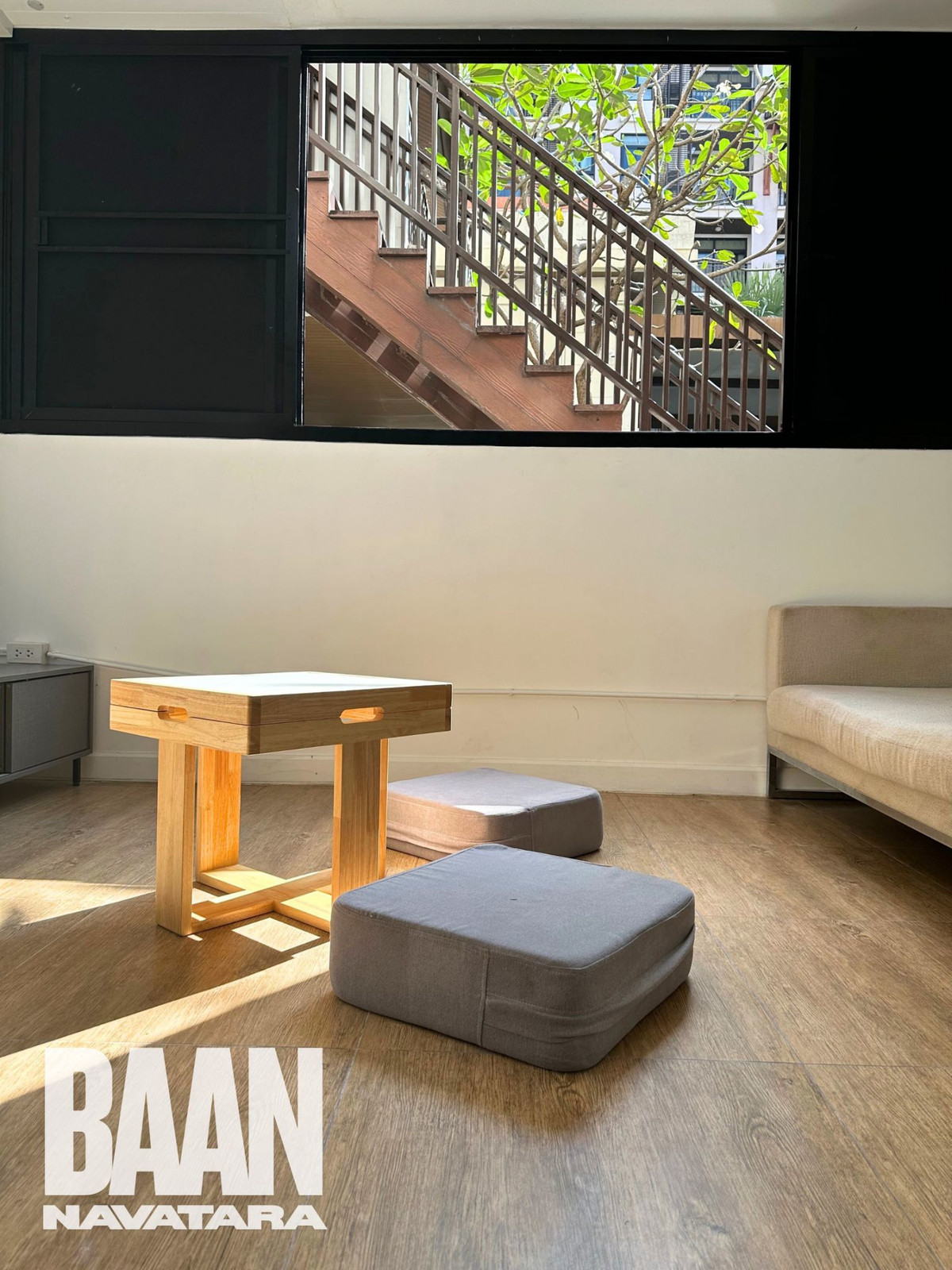 ให้เช่าคอนโดเกษตร นวมินทร์ ลาดปลาเค้า :  คอนโดบ้านนวธารา 61ตรม. ชั้น1 ห้องอยู่บริเวณหัวมุม เงียบสงบ  ถเข้าได้ 2 ทาง หน้าห้อง เข้าจากที่จอดรถ และ หลังห้อง ออกไปเป็นสระว่ายน้ำและ fitness