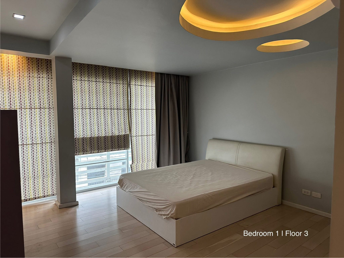 For RentTownhomeWitthayu, Chidlom, Langsuan, Ploenchit : Townhouse for rent, 4 floors, 3 bedrooms, 4 bathrooms, usable area 325 sq m, location in the heart of the city (CBD), close to Ploenchit BTS station only 500 meters, meets the needs of city life.