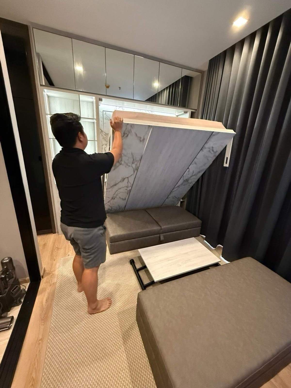 For RentCondoAri,Anusaowaree : 🩷 Noble Around Ari line @900cqqhk 
Room size 27 sq m., high floor 33 
2 in 1 function L-shaped sofa that can be adjusted freely. Complete with a multi-purpose foldable bed and a table that can be adjusted as desired.
✅ Fully furnished as shown in picture,