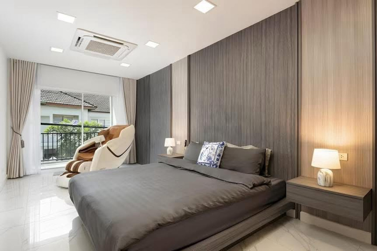 ให้เช่าบ้านรัชดา ห้วยขวาง : ปล่อยเช่าบ้าน 2 ชั้น หลังมุม ขนาด 36 ตรว. 300 ตรางเมตร ซอยรัชดา 18 บ้านสวยตกแต่งใหม่ เฟอร์นิเจอร์ครบพร้อมอยู่ ในหมู่บ้าน ปลอดภัยไม่มีโจร เพื่อนบ้านดีไม่มีปัญหา จอดรถหน้าบ้านได้ 1-2 คัน
