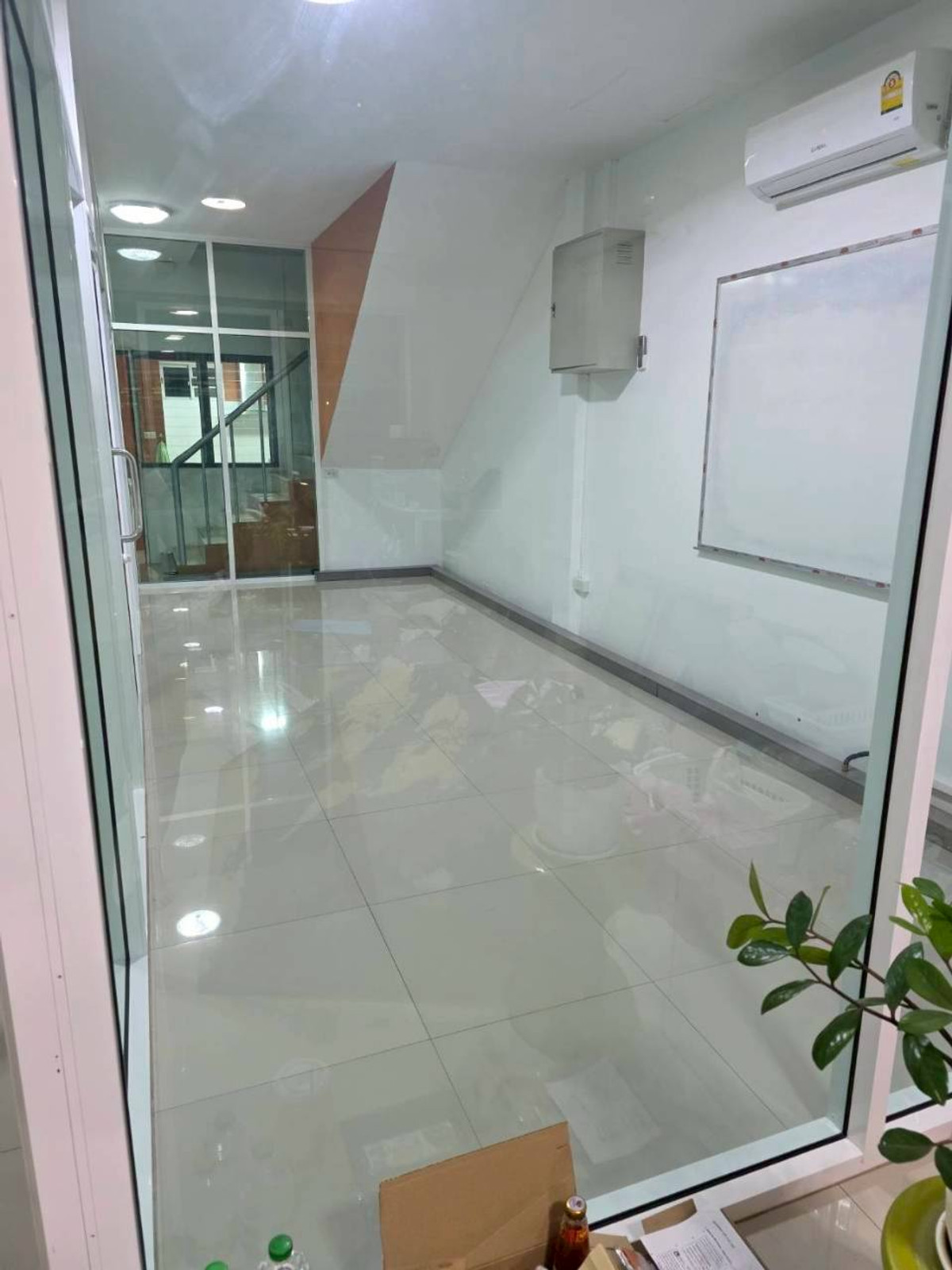For RentShop HouseKaset Nawamin,Ladplakao : 4-story shophouse for rent on Sukonthasawat Road, good location, near Satri Wittaya 2 School.