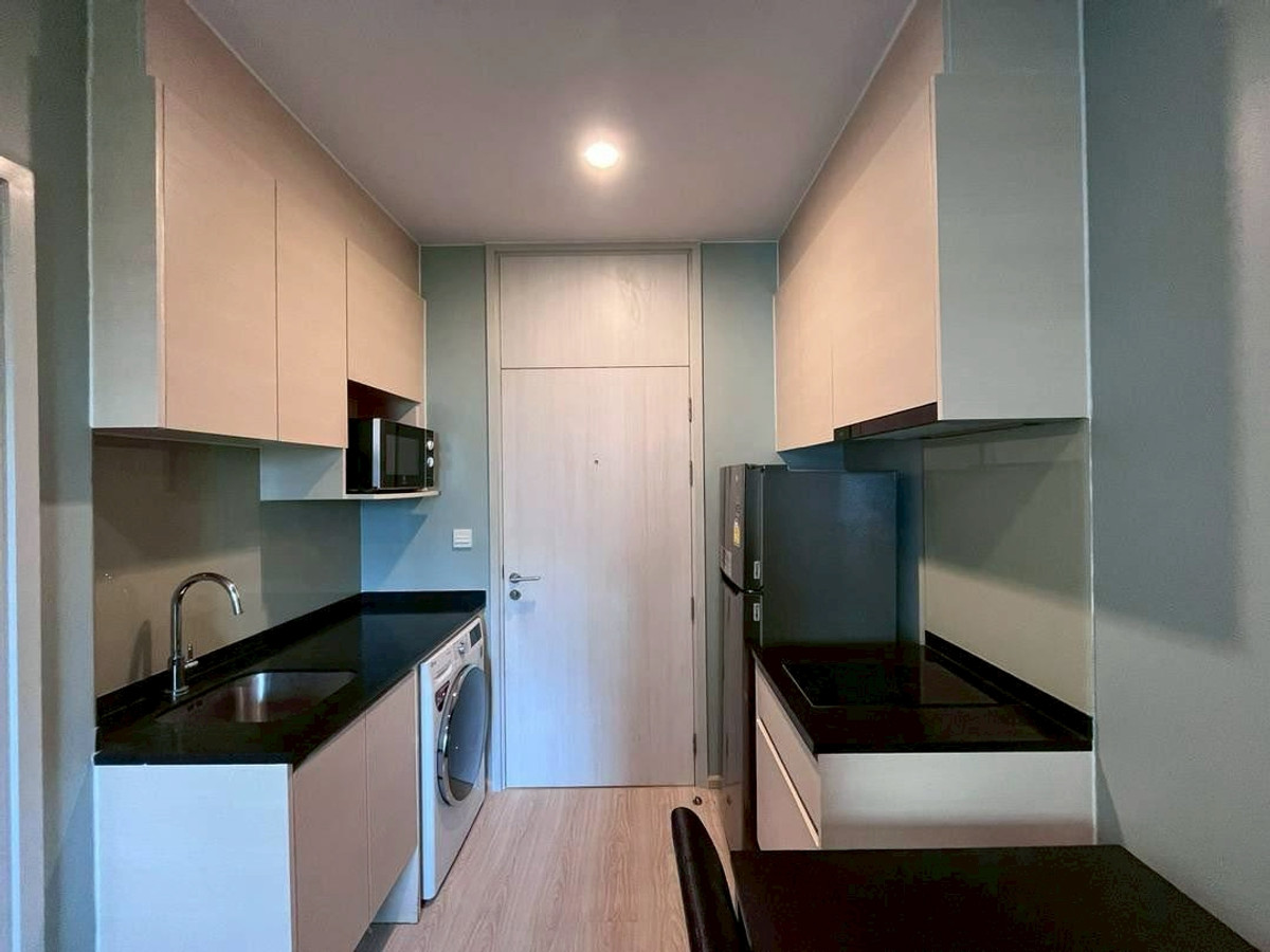 ให้เช่าคอนโดรัชดา ห้วยขวาง : ✨🏙️ ให้เช่า Noble Revolve Ratchada ห้องสวย วิวสระสุดชิล 🌊🌿 คอนโดทำเลดี เดินทางง่าย ติดรถไฟฟ้า 🚆 เหมาะกับคนชอบความสะดวกสบาย!