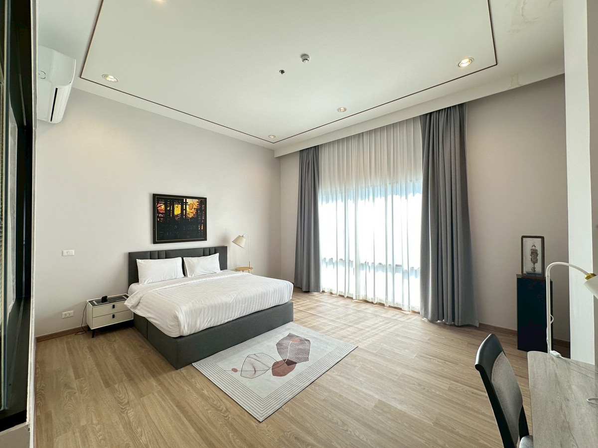 For RentSathorn, Narathiwat : Large condo room in Sathorn area, 3 bedrooms, near BTS St. Louis, CBD location and has large living space like a house. Live in the city center Near the business area, convenient travel