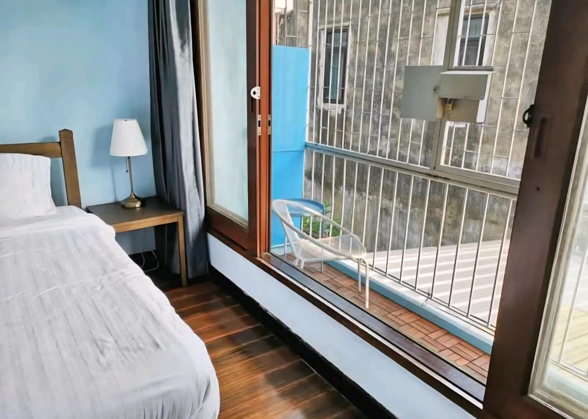 ให้เช่าทาวน์โฮมวงเวียนใหญ่ เจริญนคร : 📣 For Rent | Townhome 2 ชั้น ใกล้ BTS กรุงธนบุรี (ซอยเจริญนคร 18)
🏡 บ้านรีโนเวทใหม่ แต่งครบ พร้อมอยู่ ใกล้ไอคอนสยาม ใกล้สาทร