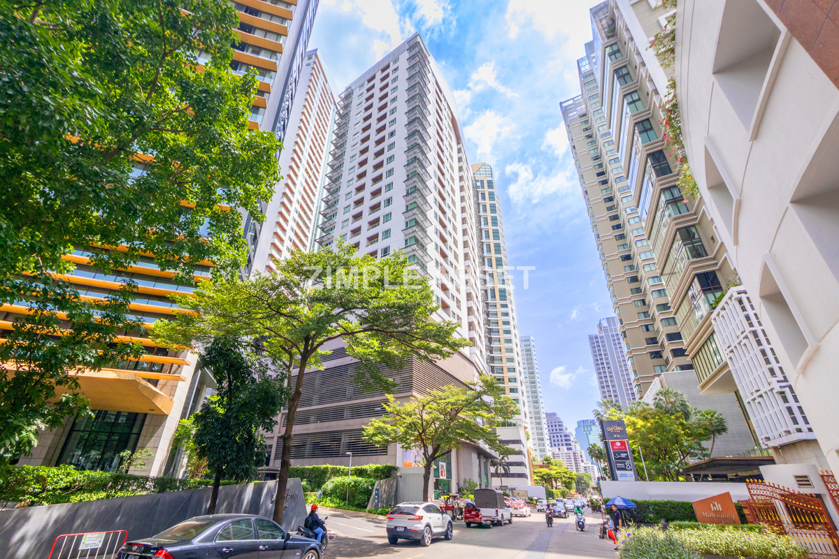 For RentSukhumvit, Asoke, Thonglor : Line ID: @zimple_asset Luxury aprtment in center of sukhumvit. Offering premium facilities for an elevated living experience. Surrounded by leading shopping malls in a prime location.