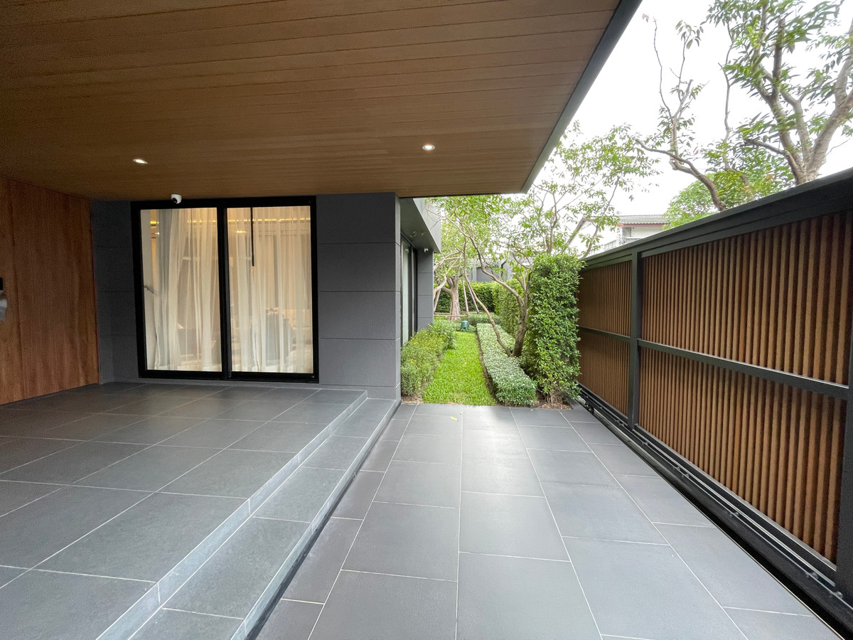 ขายบ้านเลียบทางด่วนรามอินทรา : "หนึ่งเดียวบนเลียบด่วน! Cira Residences บ้านเดี่ยว Ultra-Luxury 3.5 ชั้น พื้นที่ 845 ตร.ม. พร้อมสระว่ายน้ำส่วนตัว | ใกล้ทองหล่อ-พระราม 9 เพียงไม่กี่นาที (สังคมส่วนตัวเพียง 9 ยูนิต)"