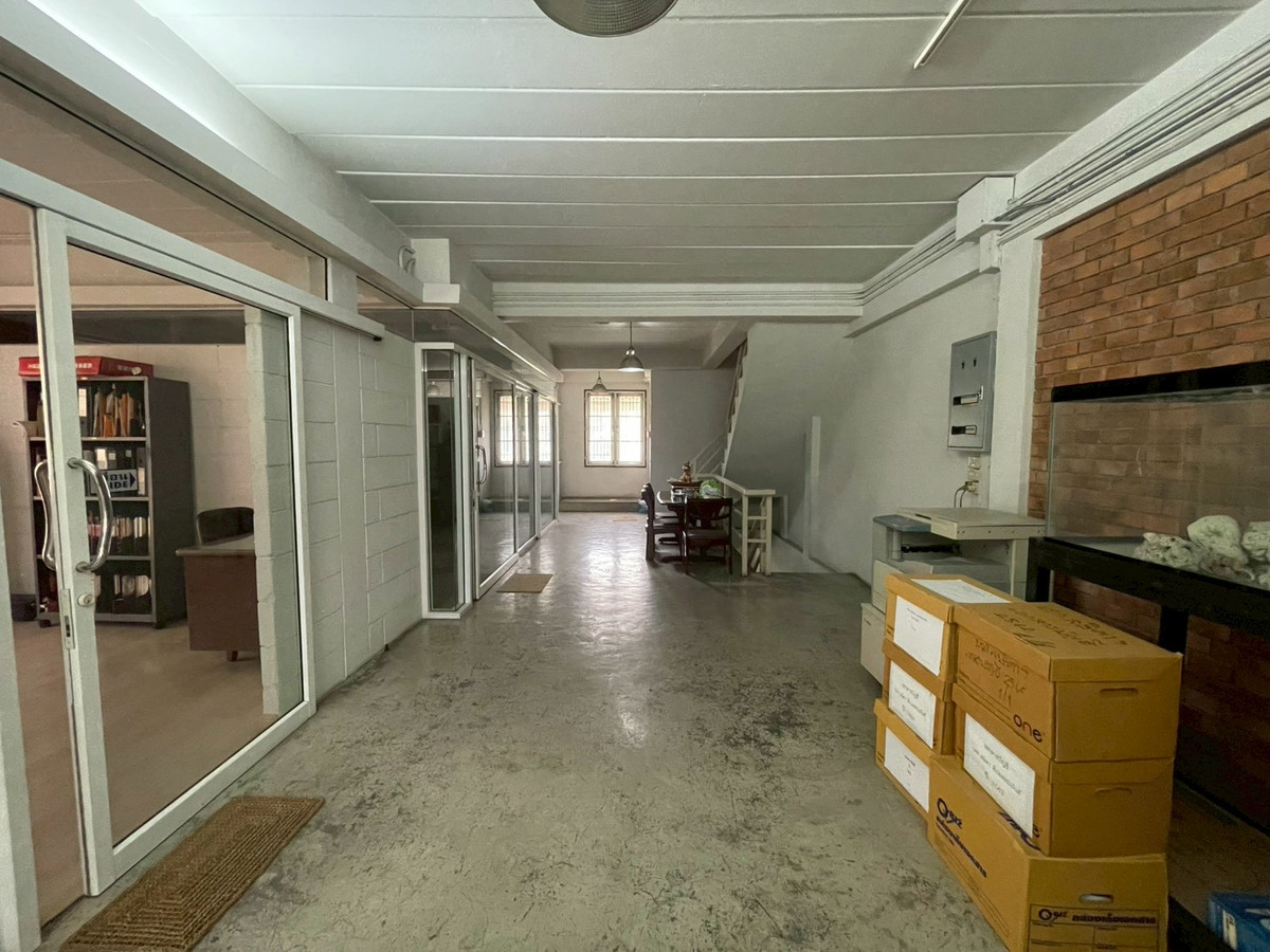 ให้เช่าอาคารพาณิชย์พัฒนาการ ศรีนครินทร์ : ให้เช่าอาคารพาณิชย์ 2 คูหา ตึกมุม ริมถนนพัฒนาการ ใกล้ซอยพัฒนาการ 30 (ซอยหมู่บ้านปัญญา)  อาคารพาณิชย์ขนาดใหญ่ เหมาะสำหรับทำสำนักงาน คลินิก สถาบันการศึกษา โชว์รูม หรือธุรกิจหลากหลายประเภท ทำเลติดถนนใหญ่ เดินทางสะดวก