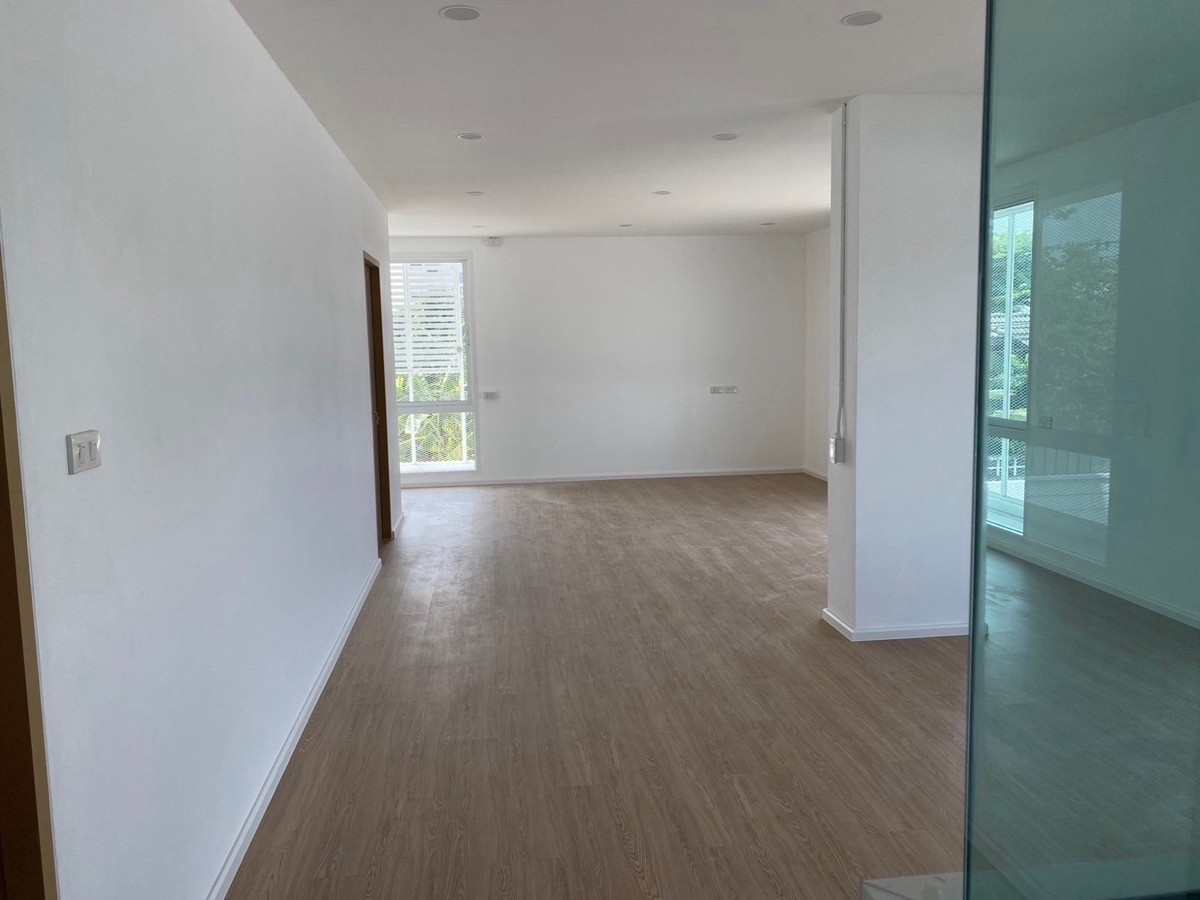 For RentOfficeChaengwatana, Muangthong : 5-Storey Office Building with Lift on Ngamwongwan Road near Expressway, Ideal for Headquarters (HQ)