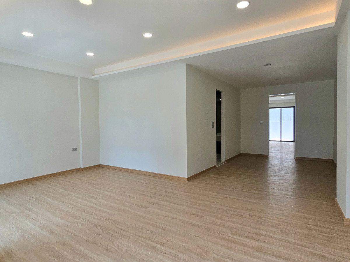 ขายทาวน์โฮมลาดพร้าว เซ็นทรัลลาดพร้าว : 🚩[ด่วน ! มีเพียงหลังเดียว] ทาวน์โฮม พหลโยธิน 23 รีโนเวทใหม่ ใกล้เซ็นทรัลลาดพร้าว และ BTS พหลฯ 24 ลดราคา 1 ล้านบาท พร้อมฟรีโอน นัดหมายเข้าชมโทร 095-424-3656 หรือแอด LINE จากเบอร์โทร