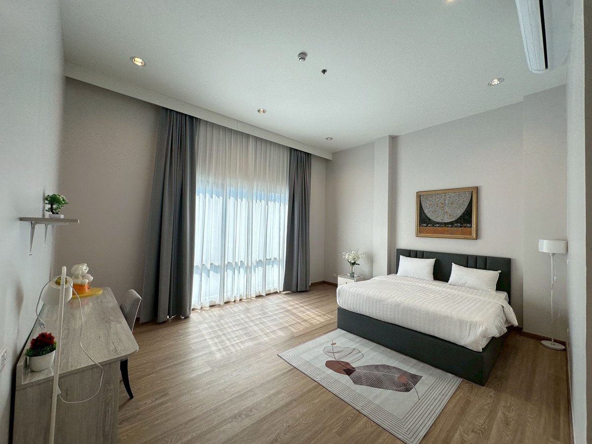 For RentSathorn, Narathiwat : Large condo room in Sathorn area, 3 bedrooms, near BTS St. Louis, CBD location and has large living space like a house. Live in the city center Near the business area, convenient travel