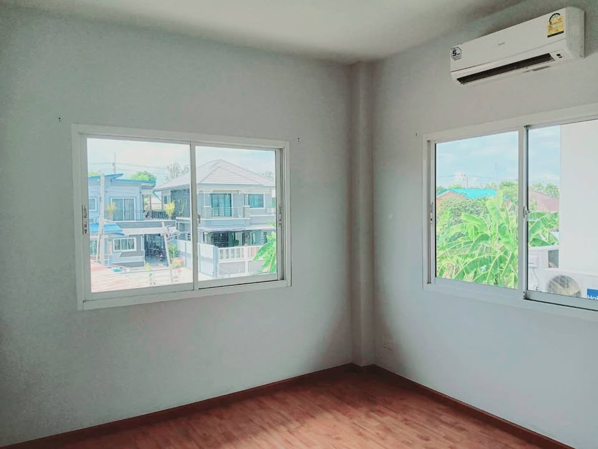 ให้เช่าบ้านสมุทรปราการ สำโรง : ให้เช่า บ้านแฝด 2 ชั้น ม.เมอริทแกรนด์ สุวรรณภูมิ บ้านสวย สภาพดี พร้อมอยู่ ทำเลดี เข้า-ออกได้หลายทาง ราคา 16,000 บาท