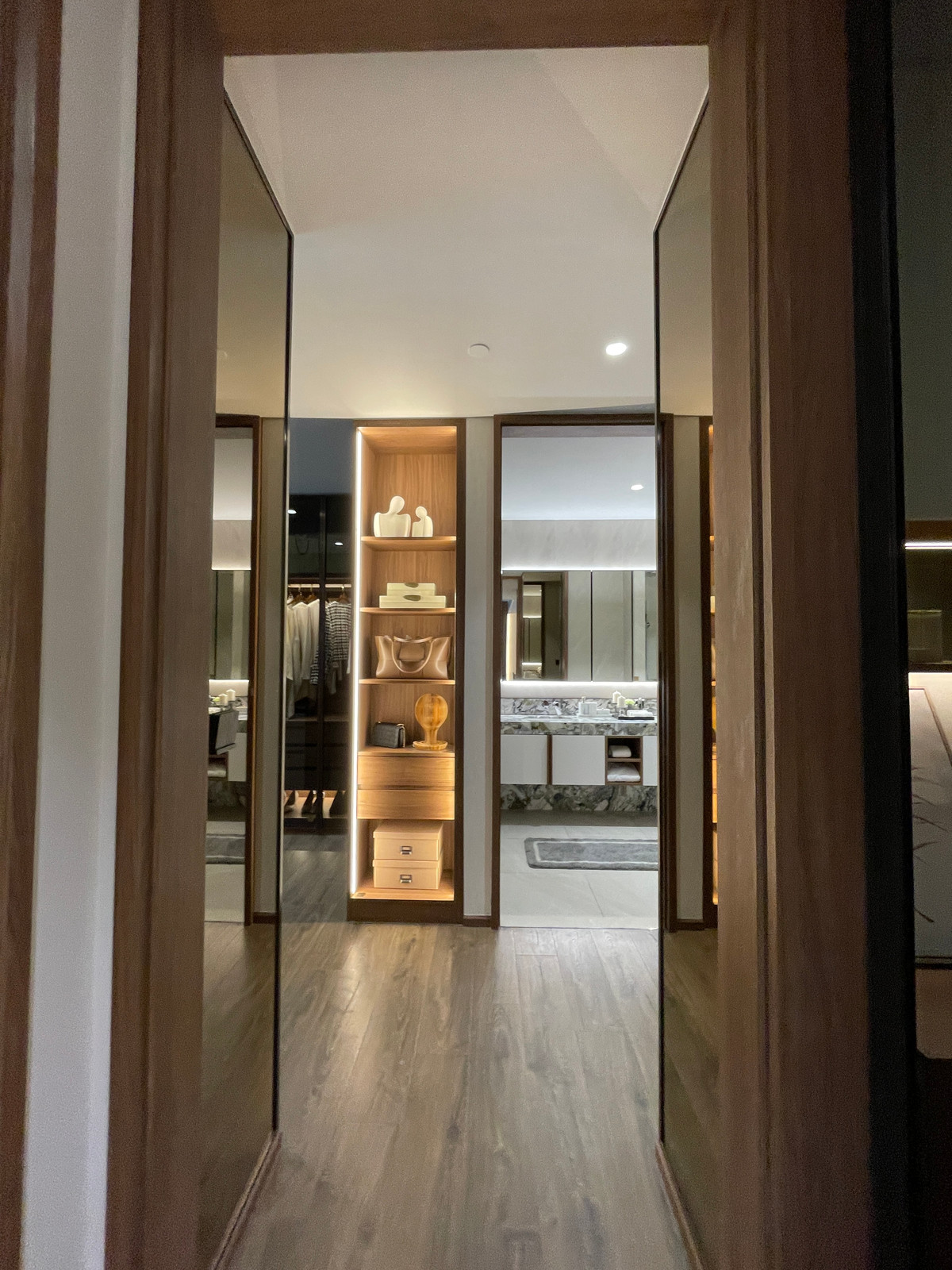 For SaleCondoSilom, Saladaeng, Bangrak : Rare unit for sale 🌳 THE ULTIMATE PARK VIEW | Rare Unit @ROMM CONVENT 🌳2 bedrooms, 2 bathrooms, usable area size 118.15 square meters on the 26th floor that offers a view of the lush Park View in the heart of Bangkok. On the highest potential location, Co