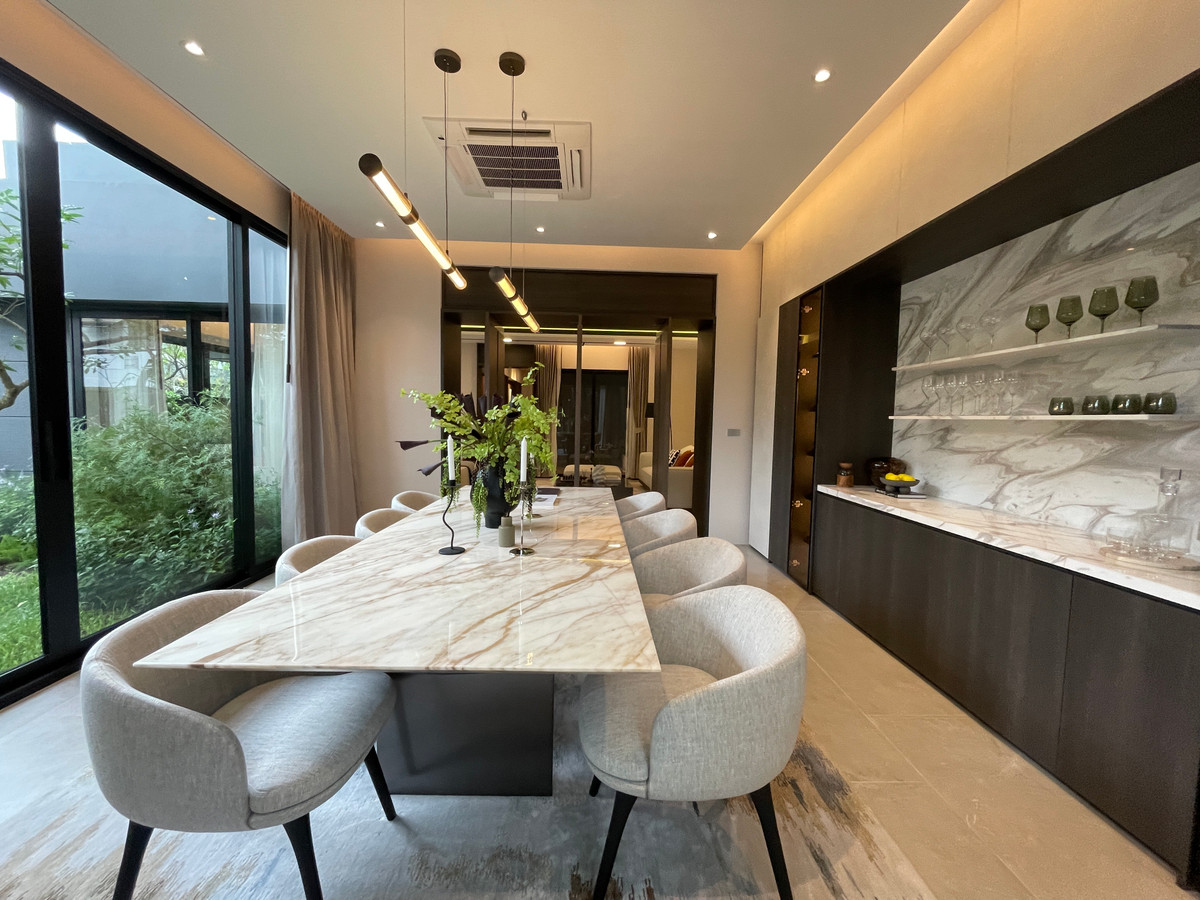 ขายบ้านเลียบทางด่วนรามอินทรา : "หนึ่งเดียวบนเลียบด่วน! Cira Residences บ้านเดี่ยว Ultra-Luxury 3.5 ชั้น พื้นที่ 845 ตร.ม. พร้อมสระว่ายน้ำส่วนตัว | ใกล้ทองหล่อ-พระราม 9 เพียงไม่กี่นาที (สังคมส่วนตัวเพียง 9 ยูนิต)"