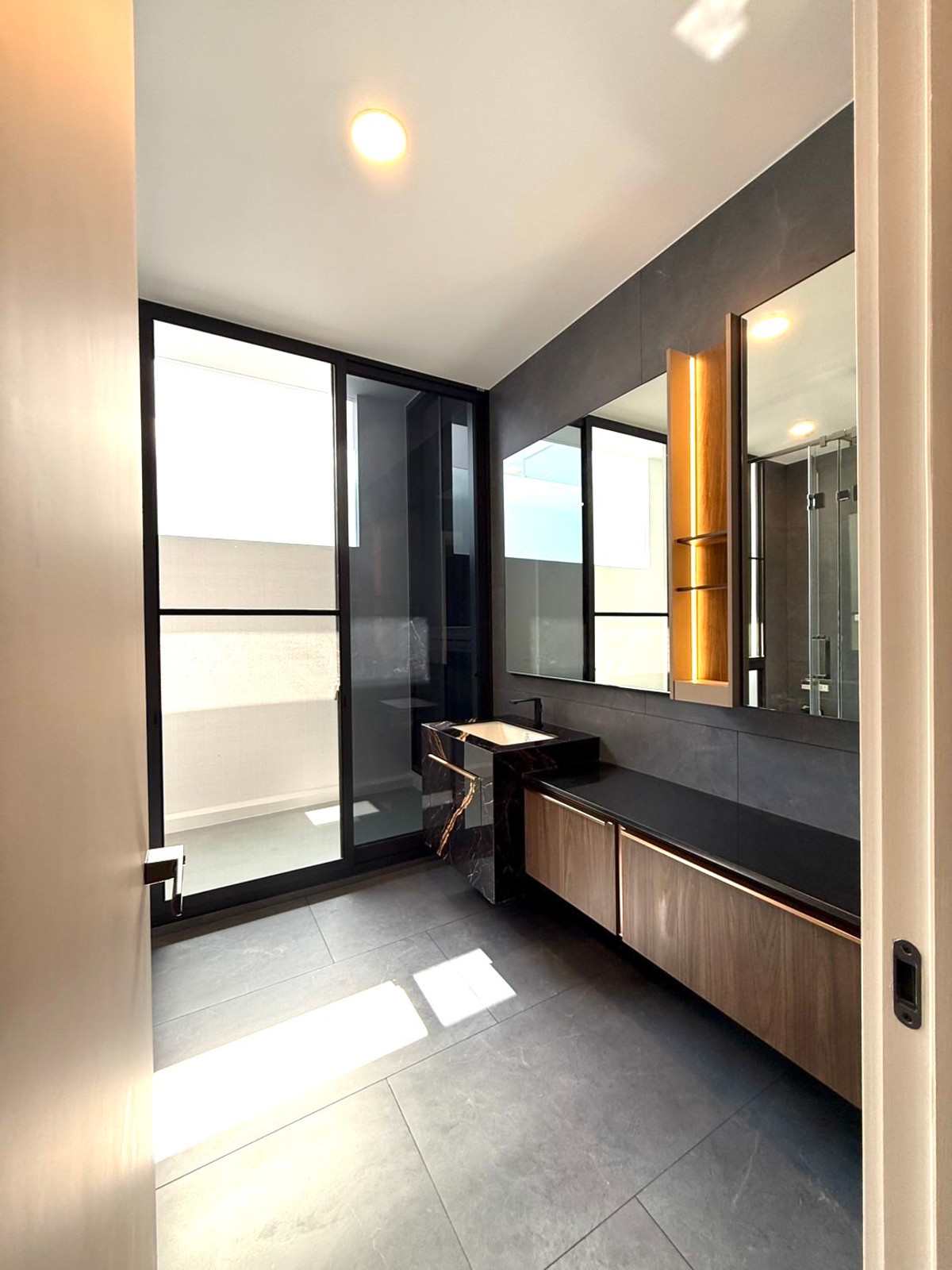 For SaleHousePattanakan, Srinakarin : House for sale VIVE New Krungthepkreetha has a private pool, private elevator, parking for 4 cars+