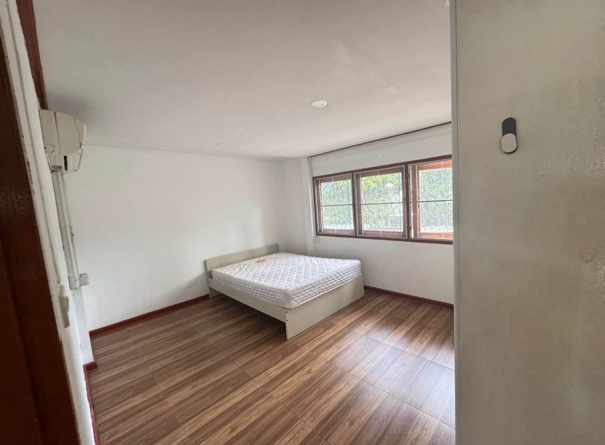 ขายบ้านพัฒนาการ ศรีนครินทร์ : ขายบ้านเดี่ยว พัฒนาการ 53 ใกล้แอร์พอร์ตลิงก์หัวหมาก 5 ห้องนอน ขนาด 90 ตร.ว ฟังก์ชันครบ เหมาะอยู่อาศัยจริงในทำเลศักยภาพ