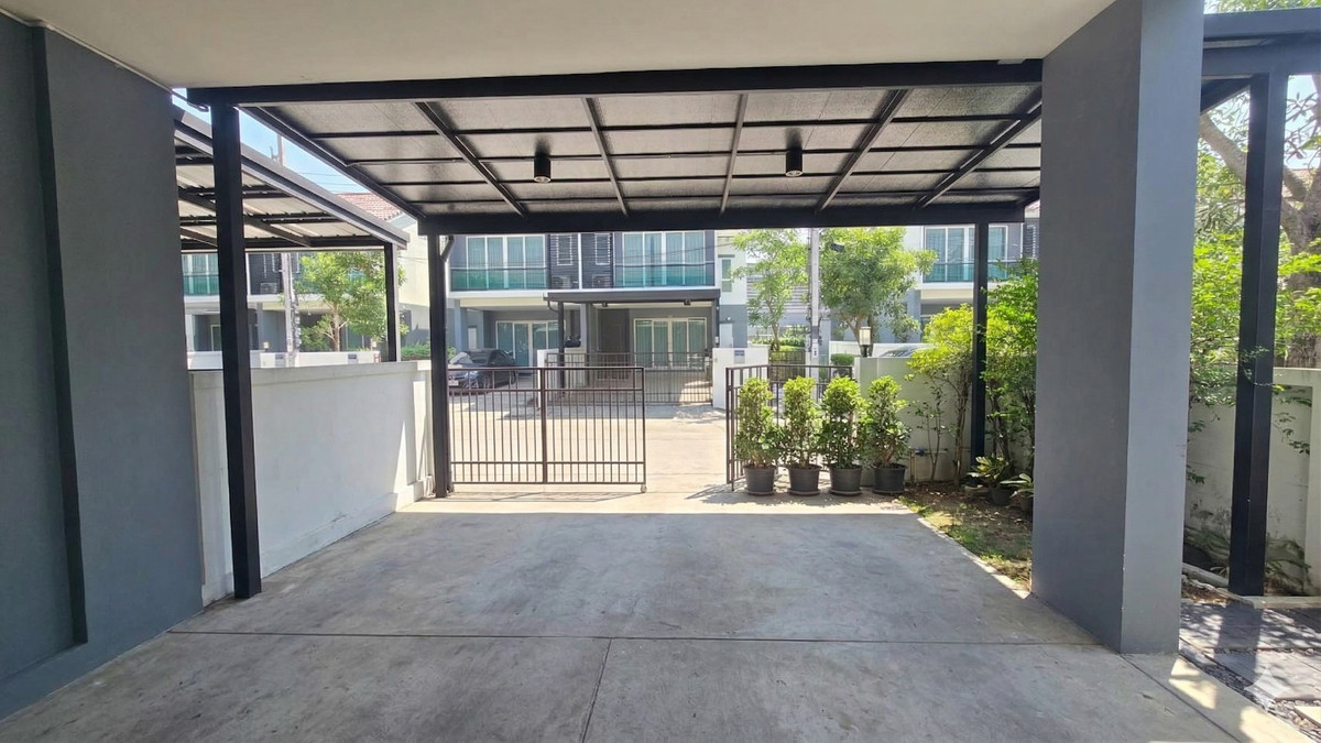 For SaleTownhomeSamut Prakan,Samrong : 2-story townhome for sale, corner unit | Lower than actual cost. Hurry before it sells out! Supalai Ville Bangna-Wongwaen Project (Supalai Ville Bangna-Wongwaen), Bang Phli, Samut Prakan. Corner house + area next to the house. Get the feel of a single hou