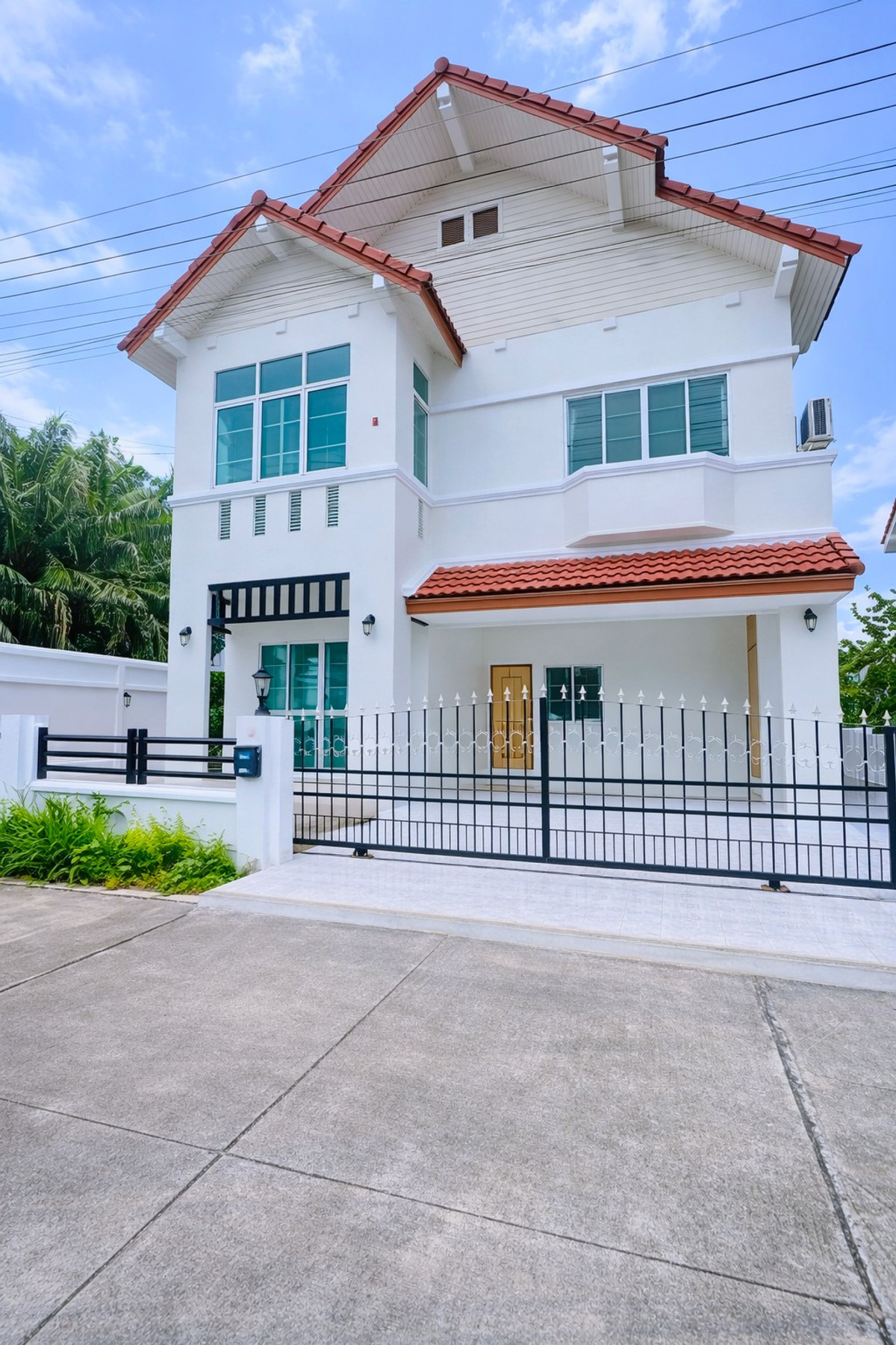 For RentHousePattaya, Bangsaen, Chonburi : J Park Sriracha 500m.Luxurious 2-story detached house 3bed 3bath newly renovated corner unit 100 sq.